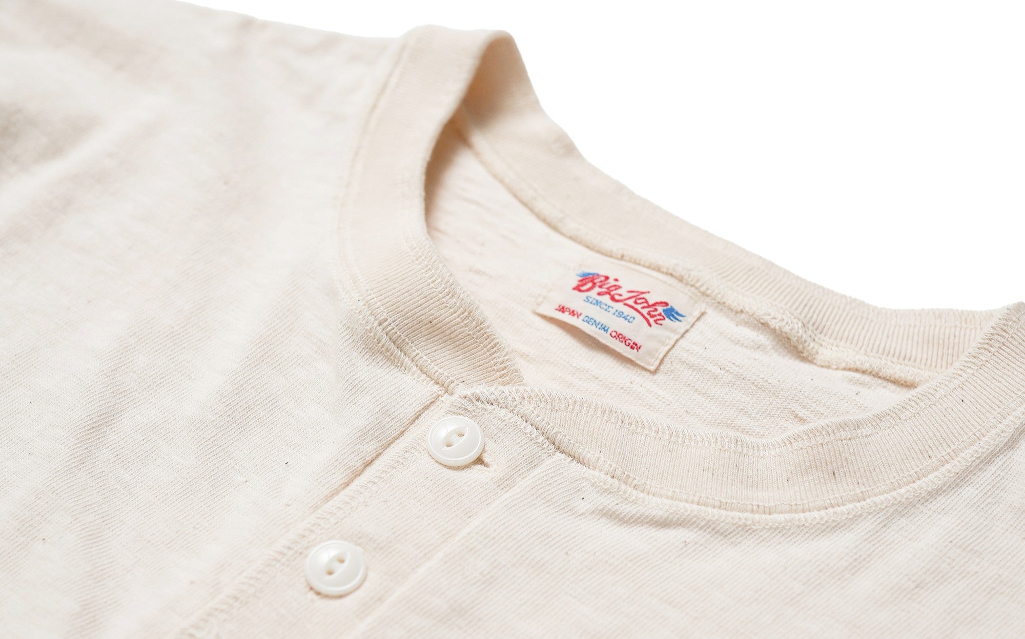 妥協しない、シンプルという美学 HENLEY NECK T-SHIRT