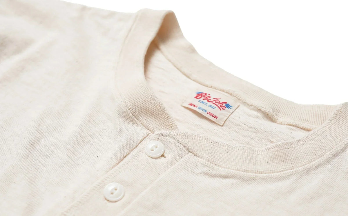 妥協しない、シンプルという美学 HENLEY NECK T-SHIRT