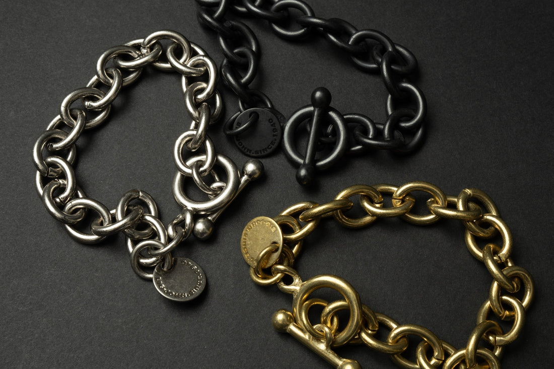 ジーンズによく似合うのは、磨かれすぎていない素材の“リアル”「BRASSブレスレット」