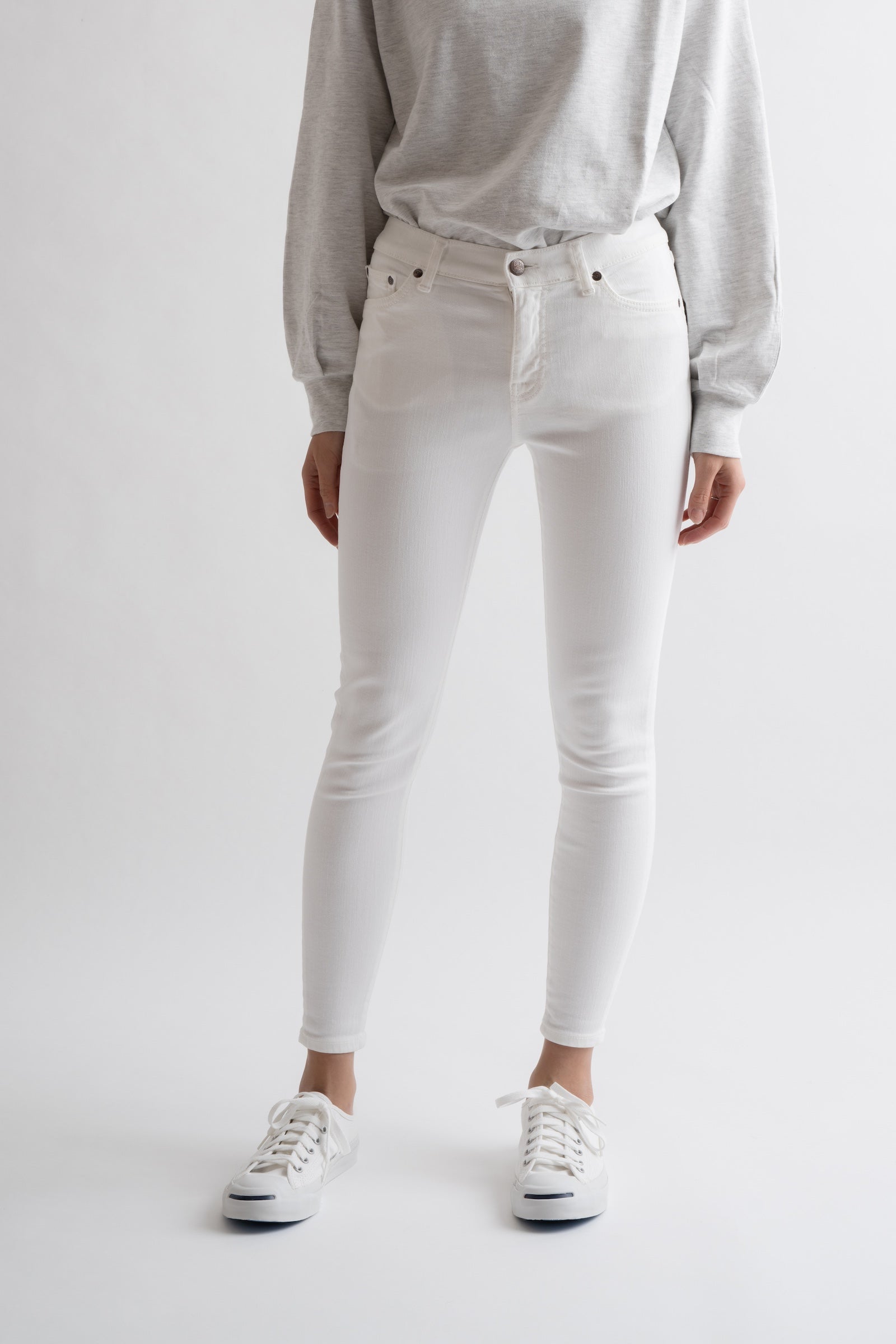 MML106K (69) Nude leg